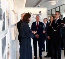 Don Felipe y Doña Letizia durante el recorrido por la exposición atienden a las explicaciones por parte de la comisaria de la exposición, Covadonga Bl