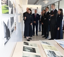 Sus Majestades los Reyes durante el recorrido por la exposición