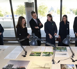 Don Felipe y Doña Letizia junto a SS. EE. el Presidente y la Primera Dama durante el recorrido por la exposición