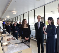 La comisaria de la exposición en un momento durante las explicaciones a Sus Majestades los Reyes
