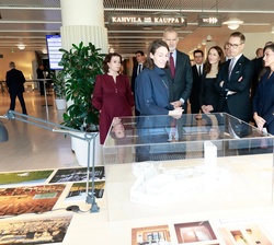 Don Felipe y Doña Letizia durante su recorrido por la exposición