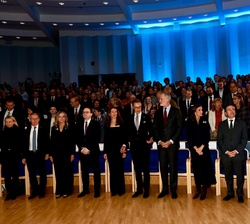 Sus Majestades los Reyes ocupan su lugar en la primera fila de asientos