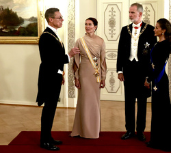 Sus Majestades los Reyes conversan con el Presidente de Finlandia y la Primera Dama momentos antes de dar comienzo la cena de gala