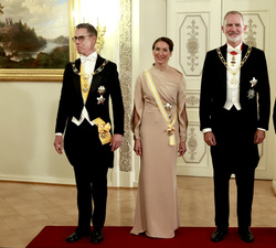Sus Majestades los Reyes junto al Presidente de Finlandia y la Primera Dama momentos antes de dar comienzo la cena de gala