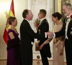 Sus Majestades los Reyes junto al Presidente de Finlandia y la Primera Dama reciben el saludo del presidente del Parlamento de Finlandia