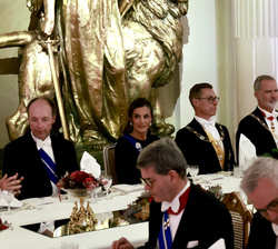 Sus Majestades los Reyes junto al Presidente de Finlandia y la Primera Dama momentos antes de dar comienzo la cena de gala