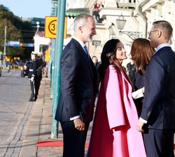 Sus Majestades los Reyes son recibidos por el Presidente de la República de Fkinlandia, Alexander Stubb y la Primera Dama, Suzanne Innes-Stubb