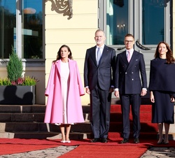 Sus Majestades los Reyes junto al Presidente y la Primera Dama de la República de Finlandia durante la interpretación del Himno Nacional