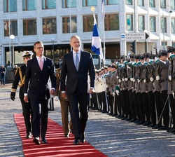 Su Majestad el Rey y el Presidente de la República Finlandia pasan revista a las tropas