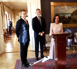 Su Majestad la Reina durante la firma en el Libro de Honor