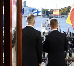 Sus Majestades los Reyes acompañados del Presidente y la Primera Dama de la República de Finlandia, saludan desde el balcón