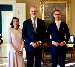 Fotografía oficial de Sus Majestades los Reyes junto al Presidente y la Primera Dama de la República de Finlandia