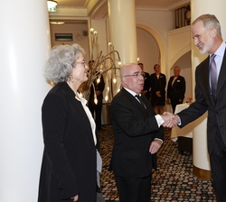 A su llegada, Sus Majestades los Reyes reciben el saludo del embajador de España en la República de Finlandia