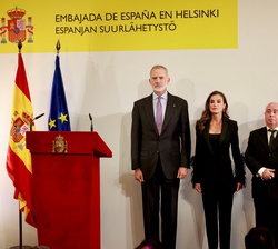 Sus Majestades los Reyes junto a las autoridades durante la interpretación del Himno Nacional