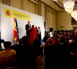 Su Majestad el Rey durante su intervención en el encuentro con la colectividad española residente en Finlandia