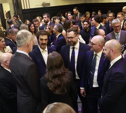 Sus Majestades los Reyes conversan con los asistentes al encuentro con la colectividad española