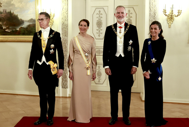 Sus Majestades los Reyes junto al Presidente de Finlandia y la Primera Dama momentos antes de dar comienzo la cena de gala