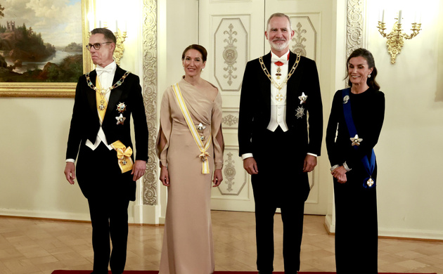 Sus Majestades los Reyes junto al Presidente de Finlandia y la Primera Dama momentos antes de dar comienzo la cena de gala