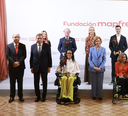 Su Majestad la Reina Doña Sofía junto a los galardonados con los Premios Sociales de la Fundación MAPFRE 2026.