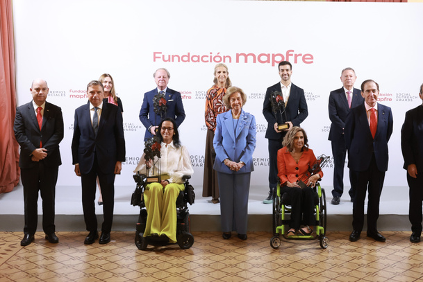 Su Majestad la Reina Doña Sofía junto a los galardonados con los Premios Sociales de la Fundación MAPFRE 2026.