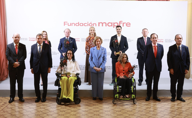 Su Majestad la Reina Doña Sofía junto a los galardonados con los Premios Sociales de la Fundación MAPFRE 2026.