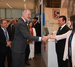 Don Felipe saluda a los miembros de uno de los stands participantes en el Congreso INDUDEF 2026.