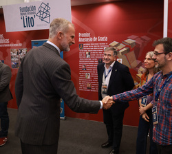 Su Majestad el Rey en el stand de la Fundación Manuel Fernández "Lito"