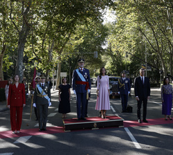 Sus Majestades los Reyes, acompañados por Sus Altezas Reales la Princesa de Asturias y la Infanta Doña Sofía, junto a las autoridades asistentes al de