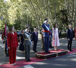 Sus Majestades los Reyes y sus Altezas Reales la Princesa de Asturias y la Infanta Doña Sofía durante los Honores de Ordenanza