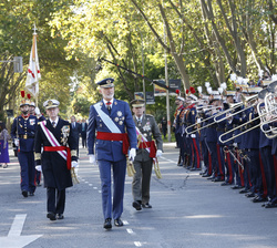 Don Felipe pasa revista a la agrupación de la Guardia Real