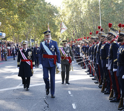 Su Majestad el Rey durante su revista al Grupo de Honores de la Guardia Real