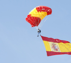 Descenso de la Bandera Nacional por parte de la Patrulla Acrobática del Paracaidismo del Ejército del Aire y del Espacio (PAPEA)