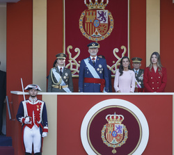 Sus Majestades los Reyes y Sus Altezas Reales la Princesa de Asturias y la Infanta Doña Sofía en la tribuna desde la que presidieron el desfile milita