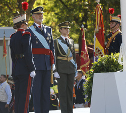 Su Majestad el Rey y Su Alteza Real la Princesa de Asturias ante la corona de laurel ofrendada a los caídos por España