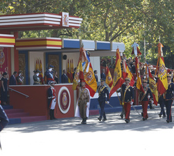 Sus Majestades los Reyes y Sus Altezas Reales la Princesa y la Infanta Sofía saludan al paso de la Bandera Nacional