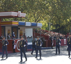 Unidades a pie desfilan ante Sus Majestades los Reyes y Sus Altezas Reales la Princesa de Asturias y la Infanta Sofía