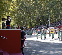 Su Majestad el Rey y Su Alteza la Princesa de Asturias durante el paso de La Legión Española ante la tribuna