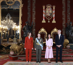 Sus Majestades los Reyes y Sus Altezas Reales la Princesa de Asturias y la Infanta Sofía en el salón del trono, donde recibieron a los invitados a la 