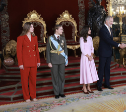 Su Majestad el Rey recibe el saludo del Presidente del Gobierno, Pedro Sánchez