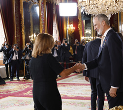 Don Felipe es saludado por la Presidenta del Congreso de los Diputados, Francina Armengol