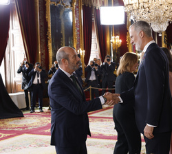 Don Felipe recibe el saludo del Presidente del Senado, Pedro Rollán