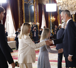 Don Felipe recibe el saludo de la Presidenta del Tribunal Supremo y del Consejo General del Poder Judicial, Isabel Perelló