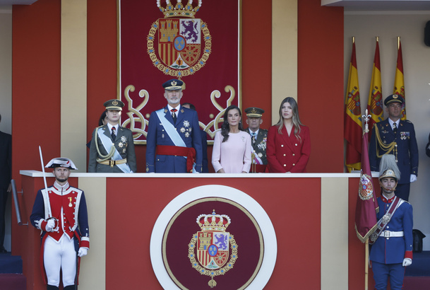 Sus Majestades los Reyes y Sus Altezas Reales la Princesa de Asturias y la Infanta Doña Sofía en la tribuna desde la que presidieron el desfile milita