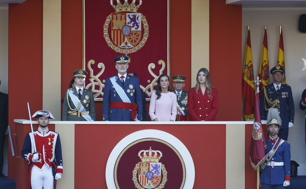 Sus Majestades los Reyes y Sus Altezas Reales la Princesa de Asturias y la Infanta Doña Sofía en la tribuna desde la que presidieron el desfile milita