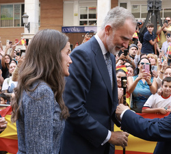 Su Majestad el Rey recibe el bastón de mando de manos del presidente de la Ciudad Autónoma de Ceuta, Juan Jesús Vivas