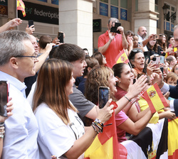 Su Majestad el Rey saluda a los vecinos de Ceuta que se congregaban a su llegada a la ciudad