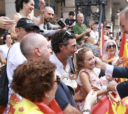 Su Majestad el Rey saluda a los vecinos de Ceuta que se congregaban a su llegada a la ciudad