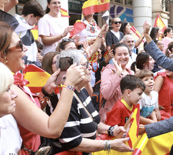 Su Majestad la Reina saluda a los vecinos de Ceuta que se congregaban a su llegada a la ciudad