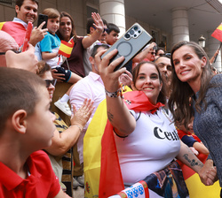 Su Majestad la Reina se hace un ‘selfie’ con una vecina de Ceuta