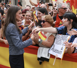 Su Majestad la Reina saluda a los vecinos de Ceuta que se congregaban a su llegada a la ciudad